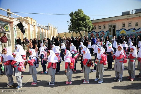 دانش آموزان با تحصیل در مقابل دشمن ایستادگی کنند