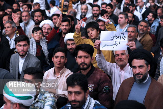 حاشیه نگاری مهر از دیدار قمی ها با رهبر انقلاب در سالروز قیام تاریخ ساز ۱۹ دی