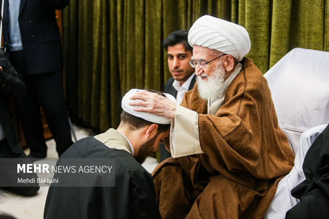 حوزویان-در-عصر-حاضر-بسیار-سنگین-است.jpg
