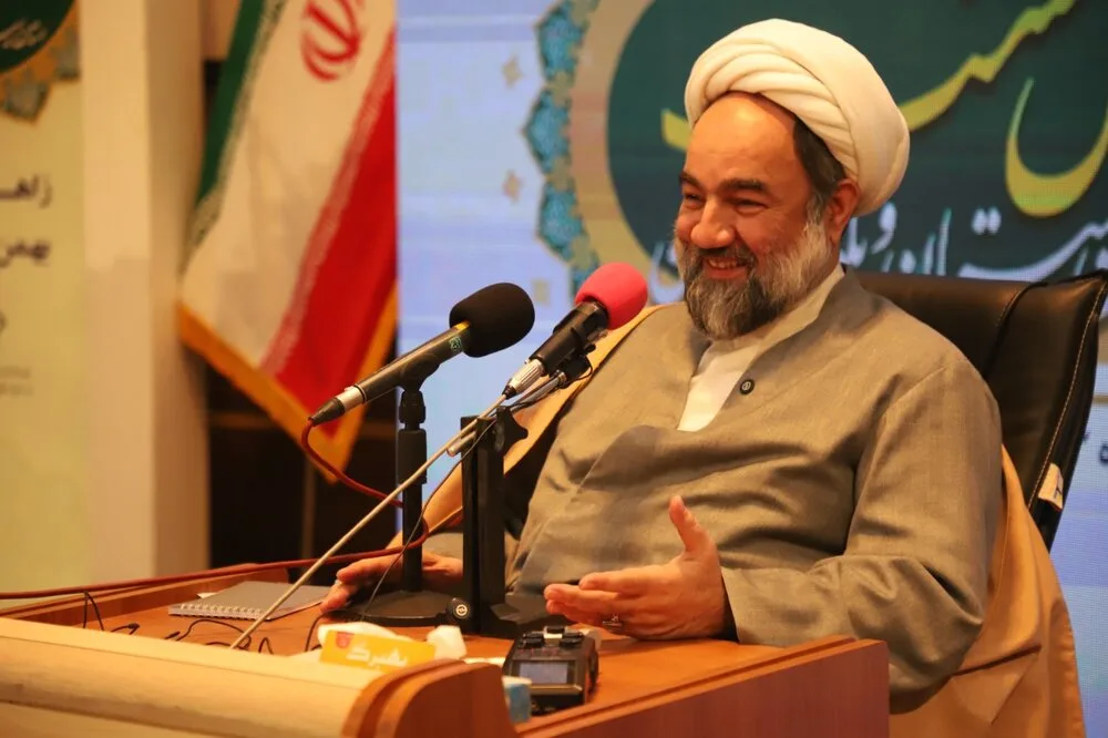 شرایط-پیچیده-و-فضای-غبارآلود،-حجت-ما-مقام-معظم.jpg