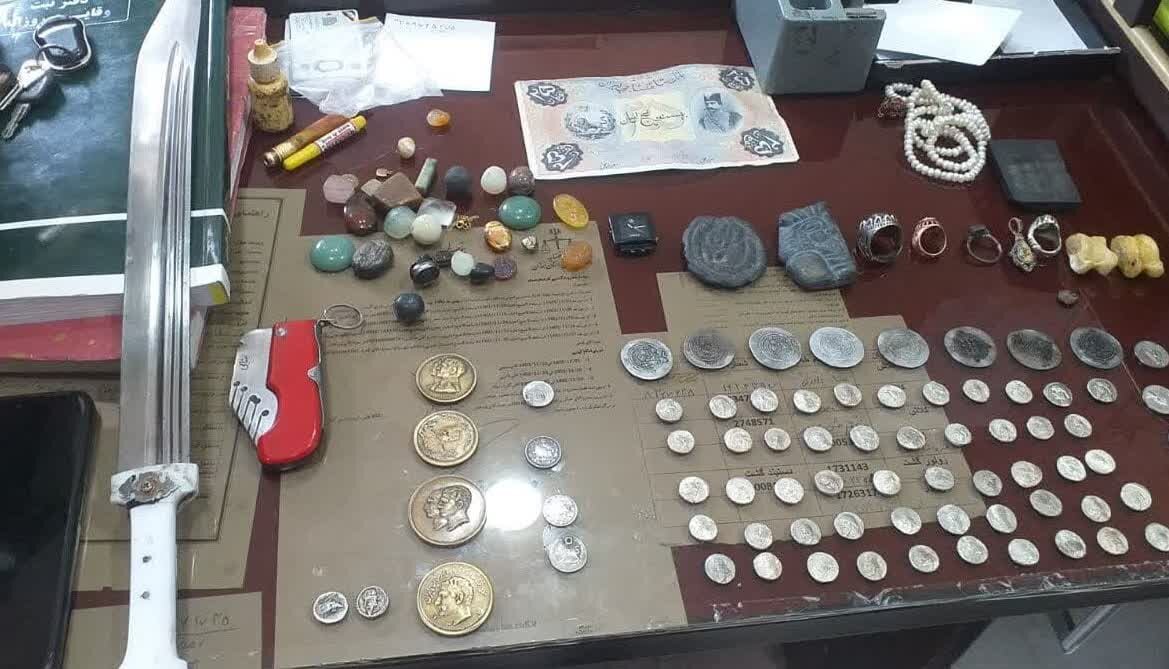 فروشنده غیرقانونی آثار تاریخی و فرهنگی در اسدآباد دستگیر شد فروشنده غیرقانونی آثار تاریخی و فرهنگی در اسدآباد دستگیر شد