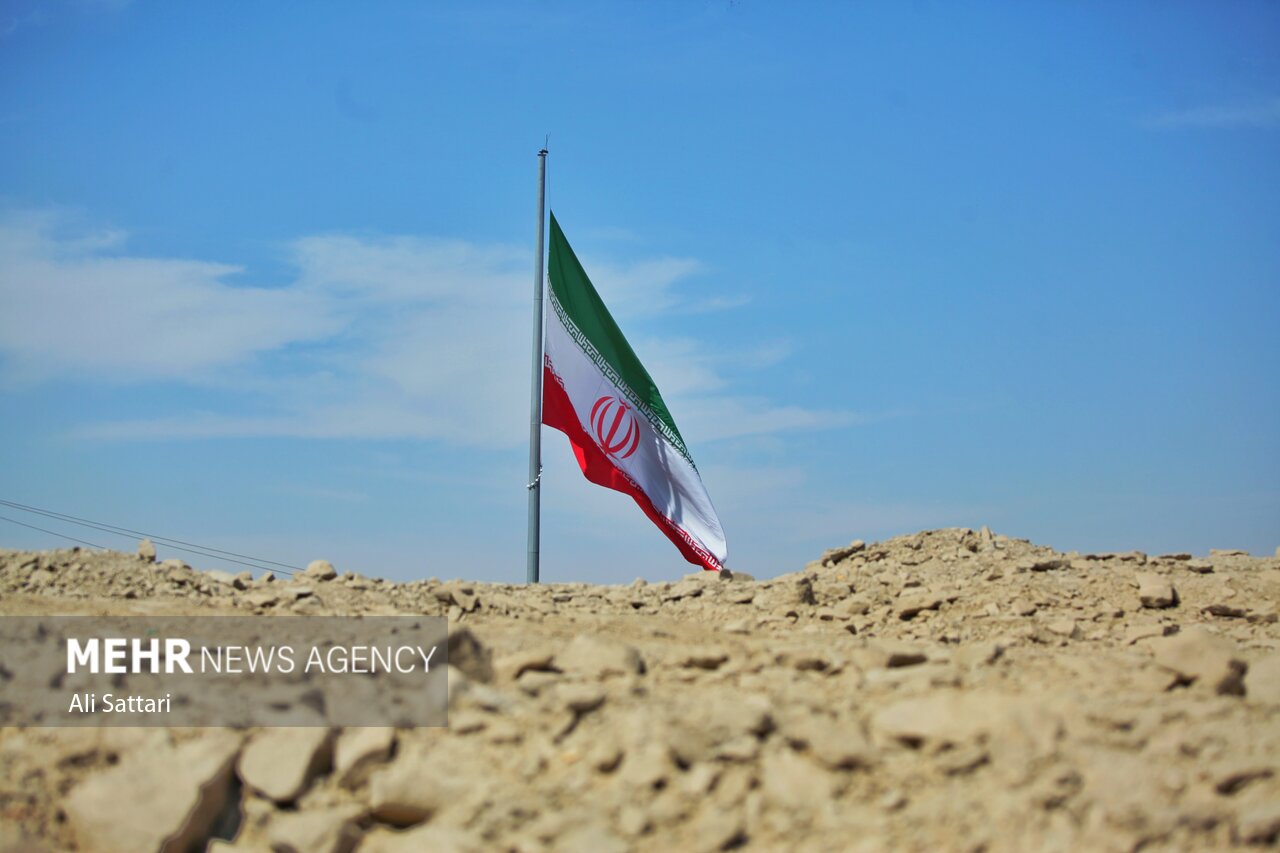 ایران با ایمان و مجاهدت فرزندانش ایستاده است، نه با تعارفات سیاسی ایران با ایمان و مجاهدت فرزندانش ایستاده است، نه با تعارفات سیاسی